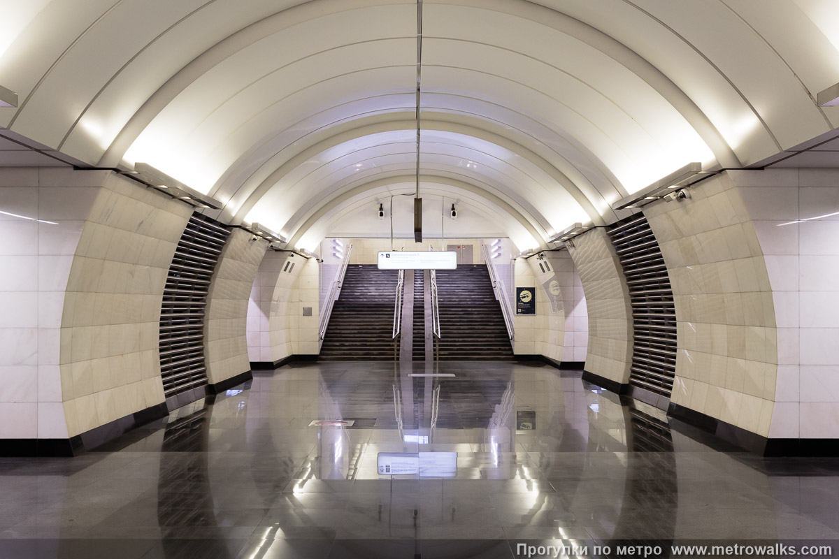 Фотография станции Верхние Лихоборы (Люблинско-Дмитровская линия, Москва). Выход в город, лестница из центрального зала станции в переходный коридор к эскалаторам. Дополнительный выход с южной стороны станции.