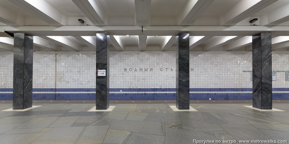Фотография станции Водный стадион (Замоскворецкая линия, Москва). Поперечный вид, проходы между колоннами из центрального зала на платформу.