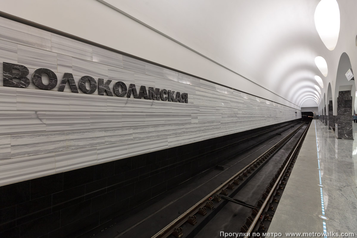Фотография станции Волоколамская (Арбатско-Покровская линия, Москва). Боковой зал станции и посадочная платформа, общий вид.