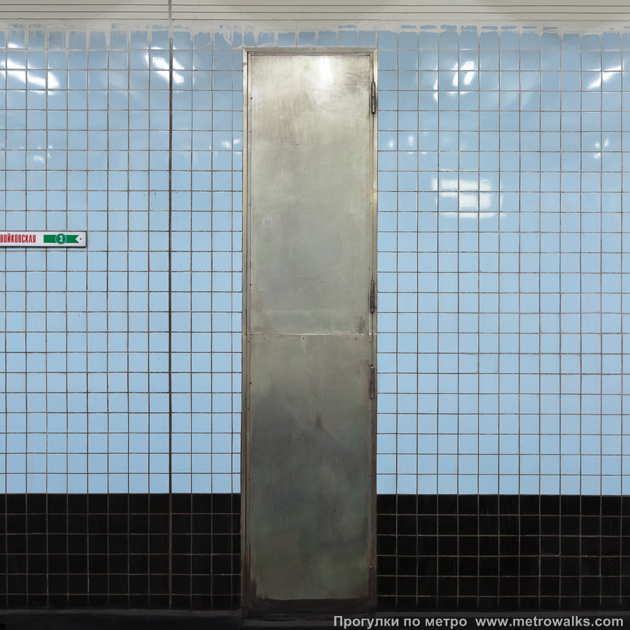 Фотография станции Войковская (Замоскворецкая линия, Москва). Декоративная технологическая дверь в стене.