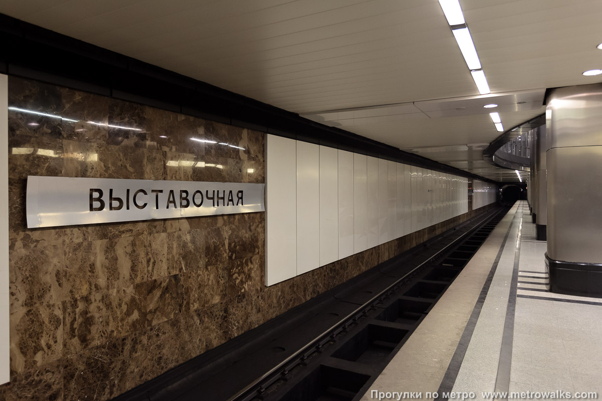 Фотография станции Выставочная (Филёвская линия, Москва). Боковой зал станции и посадочная платформа, общий вид.