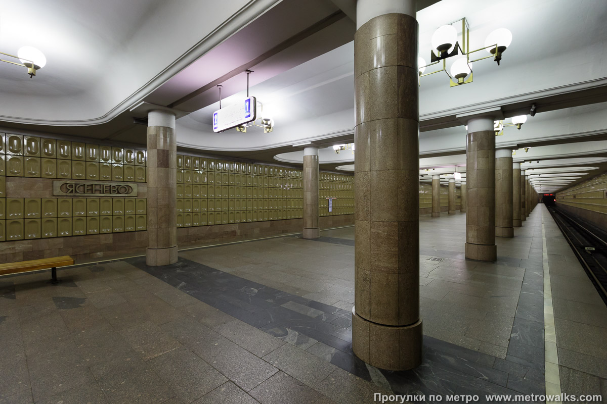 Фотография станции Ясенево (Калужско-Рижская линия, Москва). Вид с края платформы по диагонали на противоположную сторону сквозь центральный зал.
