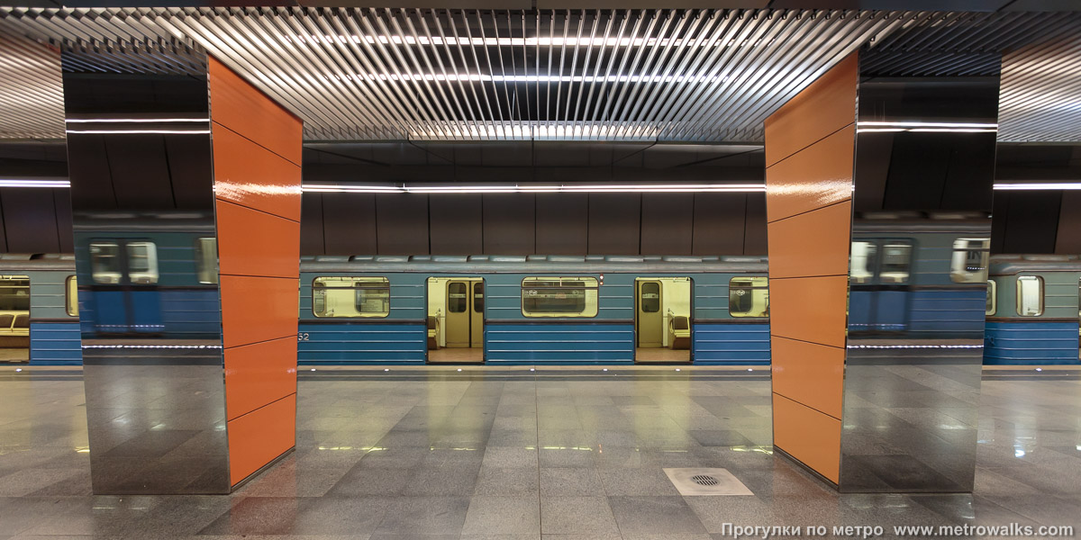 Фотография станции Жулебино (Таганско-Краснопресненская линия, Москва). Поперечный вид. … и оранжевые.