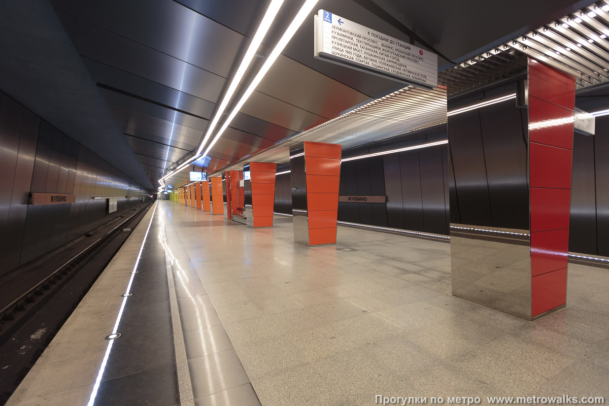 Фотография станции Жулебино (Таганско-Краснопресненская линия, Москва). Вид по диагонали. Красные колонны — в северо-западной части станции.