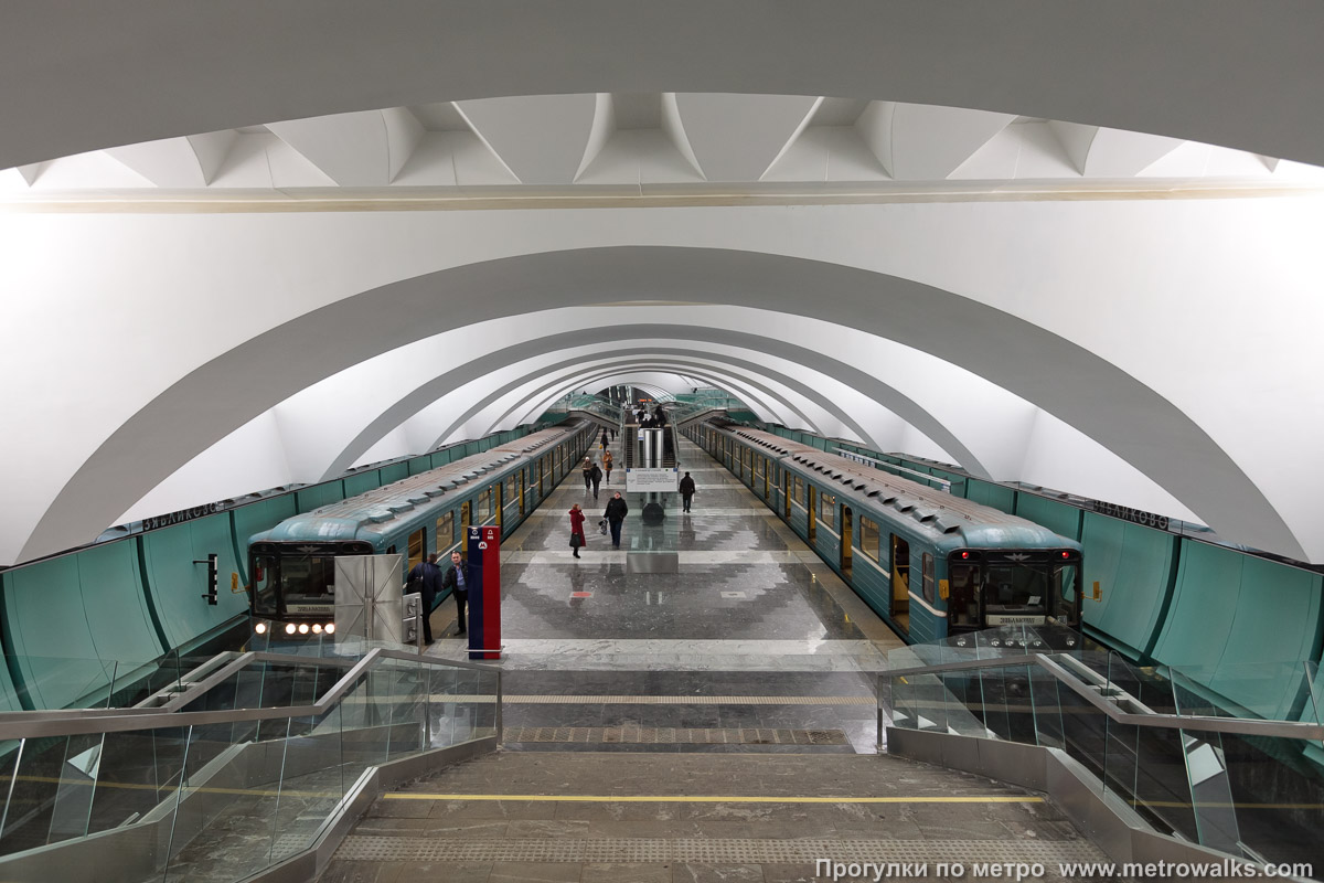Фотография станции Зябликово (Люблинско-Дмитровская линия, Москва). Спуск на станцию по лестнице. Здесь хорошо видно, что станция построена в кривой.