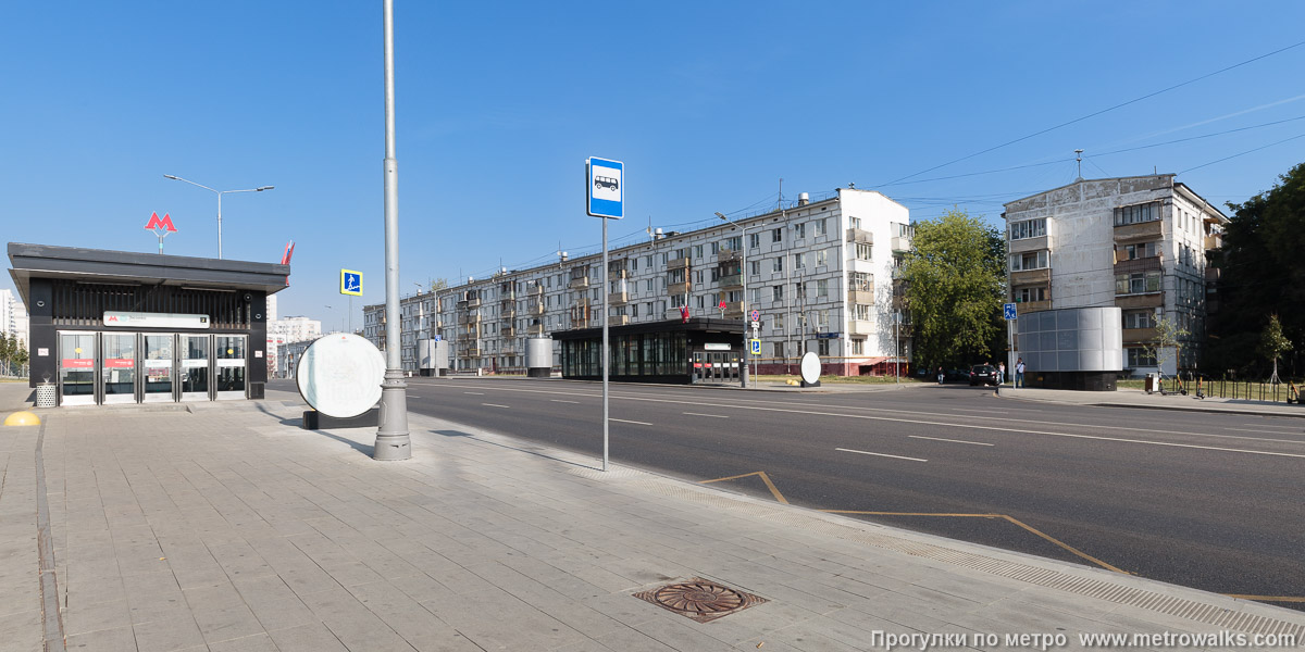 Фотография станции Зюзино (Большая кольцевая линия, Москва). Общий вид окрестностей станции. Восточный вход на улице Каховке. Фотография станции Зюзино (Большая кольцевая линия, Москва). Общий вид окрестностей станции. Восточный вход на улице Каховке.