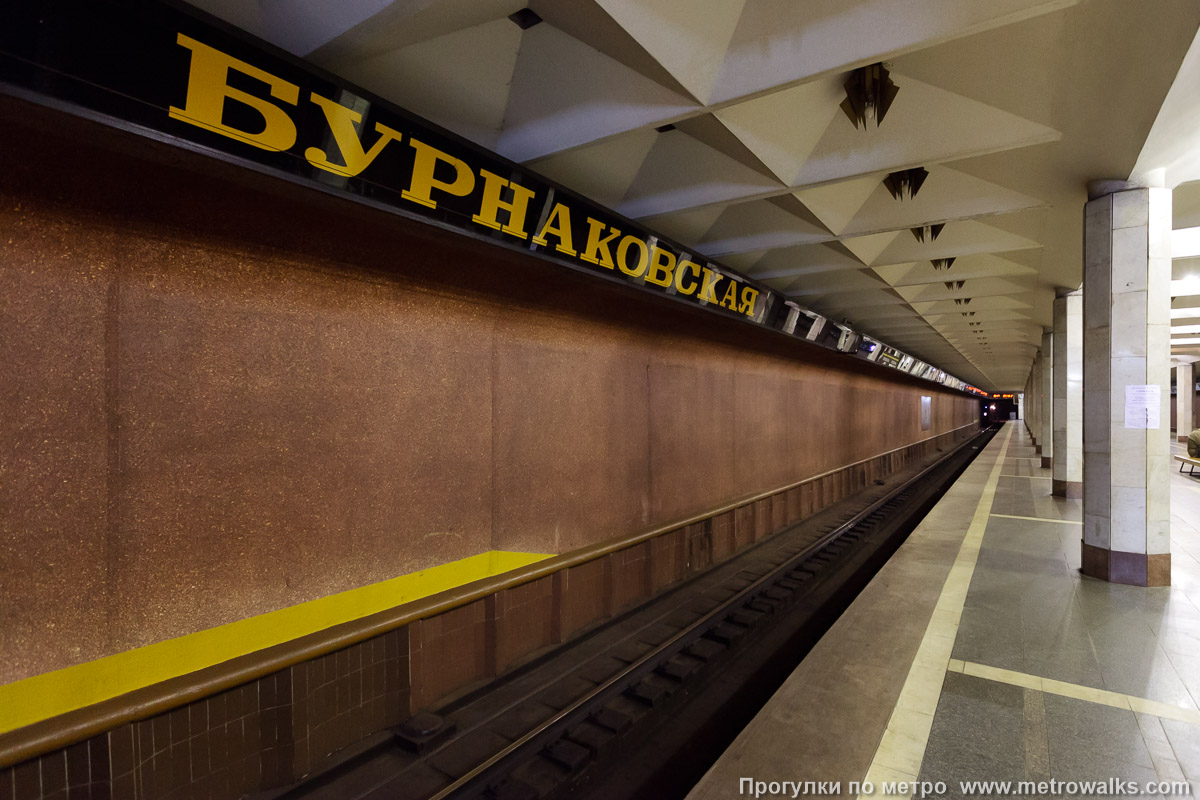 Фотография станции Бурнаковская (Сормовско-Мещерская линия, Нижний Новгород). Боковой зал станции и посадочная платформа, общий вид.