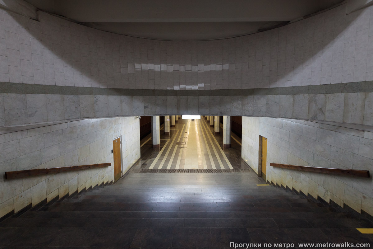 Фотография станции Бурнаковская (Сормовско-Мещерская линия, Нижний Новгород). Спуск на станцию по лестнице.