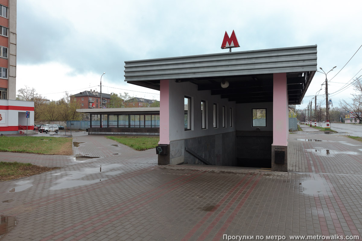 Фотография станции Чкаловская (Автозаводско-Нагорная линия, Нижний Новгород). Вход на станцию осуществляется через подземный переход. Вход в северный вестибюль.
