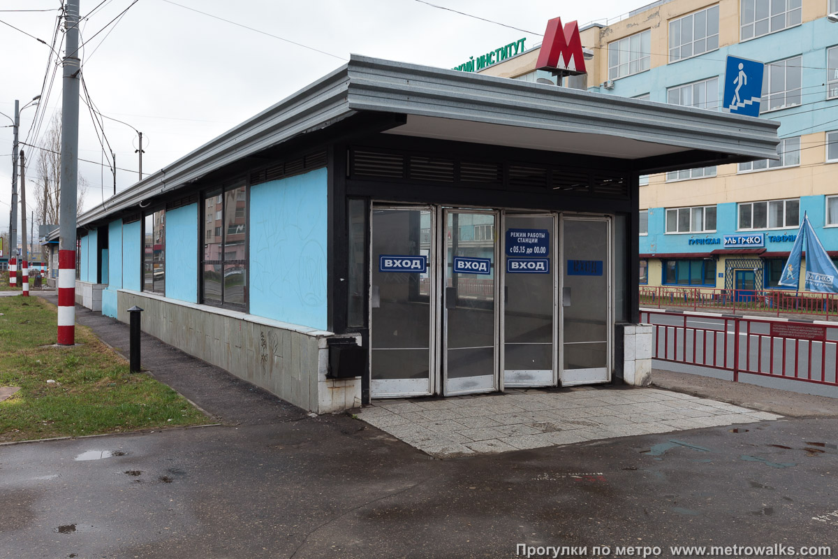 Фотография станции Канавинская (Сормовско-Мещерская линия, Нижний Новгород). Вход на станцию осуществляется через подземный переход. Ещё один вход в подземный переход.
