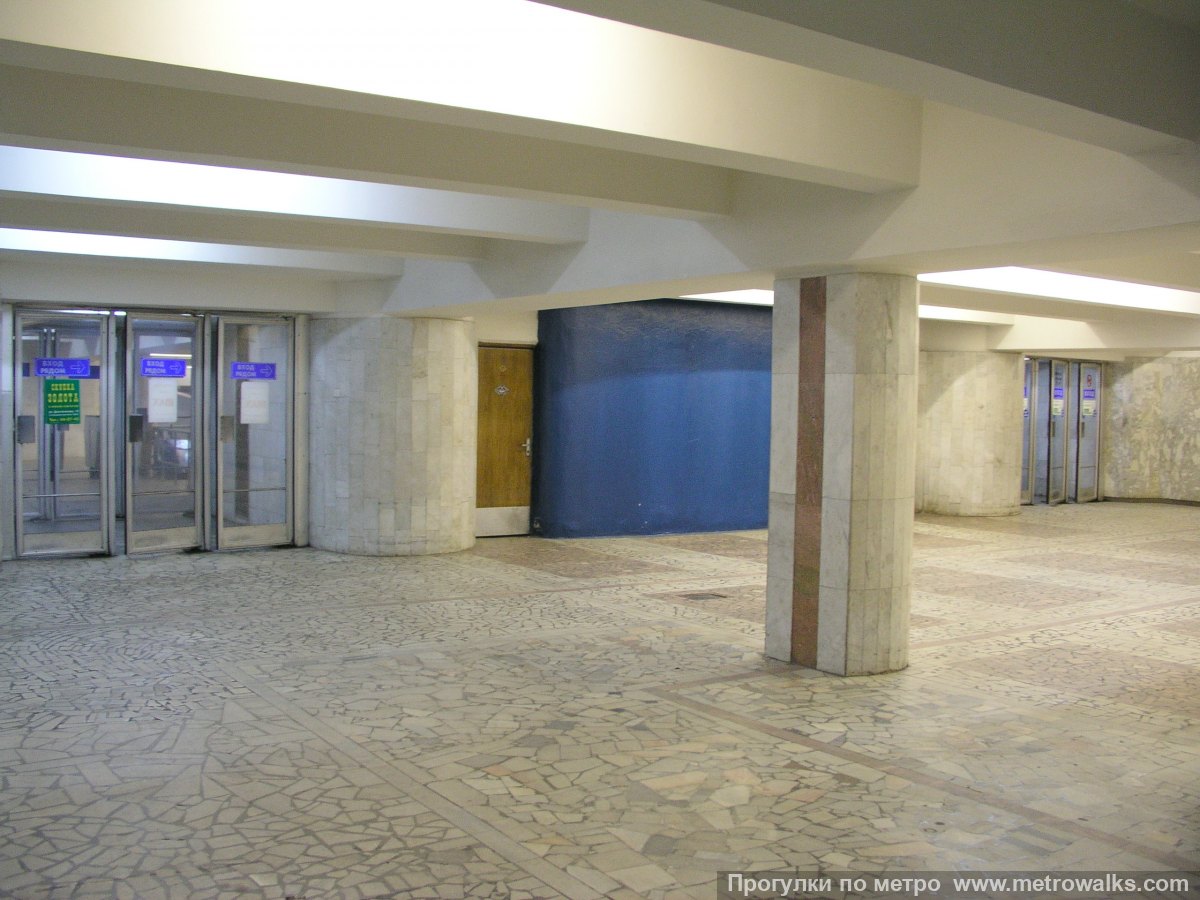 Фотография станции Ленинская (Автозаводско-Нагорная линия, Нижний Новгород). Вход в вестибюль станции из подземного перехода.