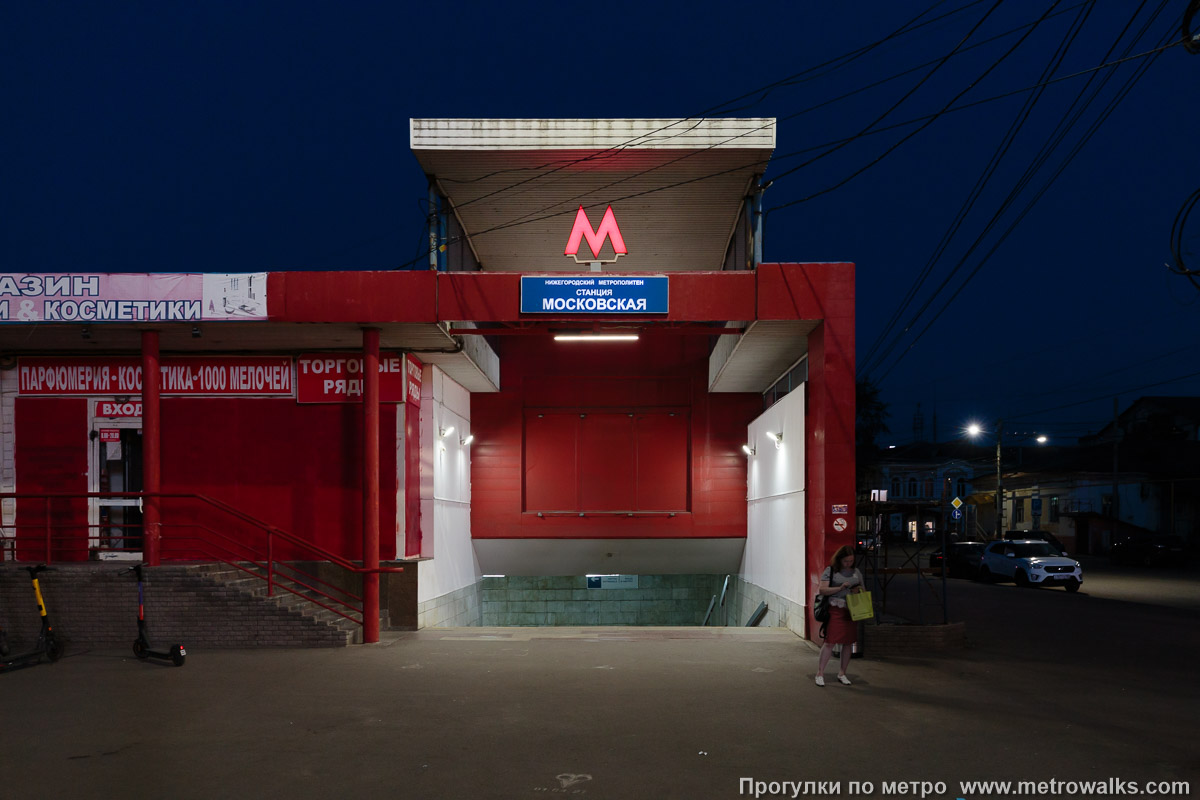 Фотография станции Московская (Автозаводско-Нагорная линия, Нижний Новгород). Вход в подземный переход крупным планом. Павильон подземного перехода восточного вестибюля.