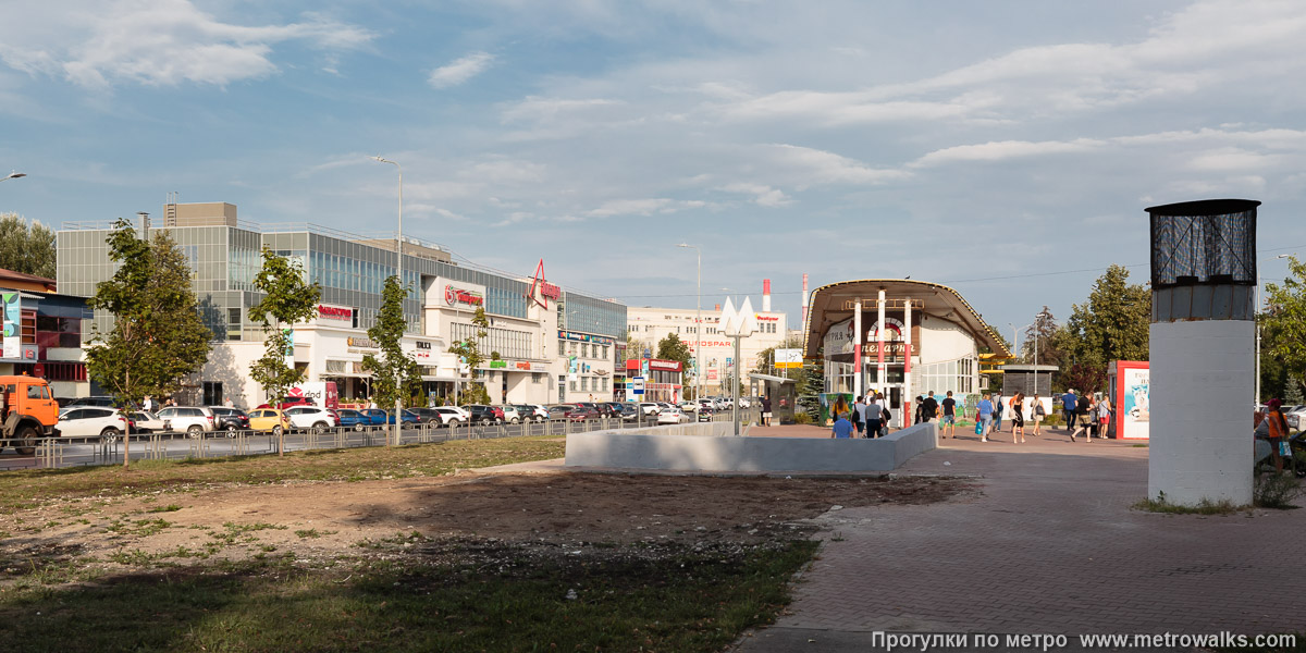 Фотография станции Парк культуры (Автозаводско-Нагорная линия, Нижний Новгород). Общий вид окрестностей станции. Восточный вестибюль — в окружении торговых комплексов.