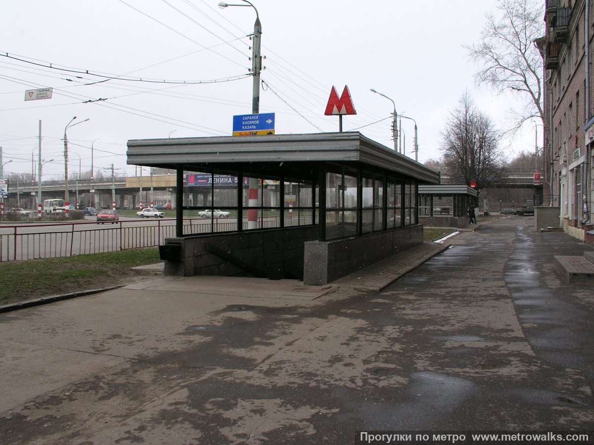 Фотография станции Пролетарская (Автозаводско-Нагорная линия, Нижний Новгород). Историческое фото (2003) до возведения торгового павильона над спуском на станцию. Фотография станции Пролетарская (Автозаводско-Нагорная линия, Нижний Новгород). Историческое фото (2003) до возведения торгового павильона над спуском на станцию.
