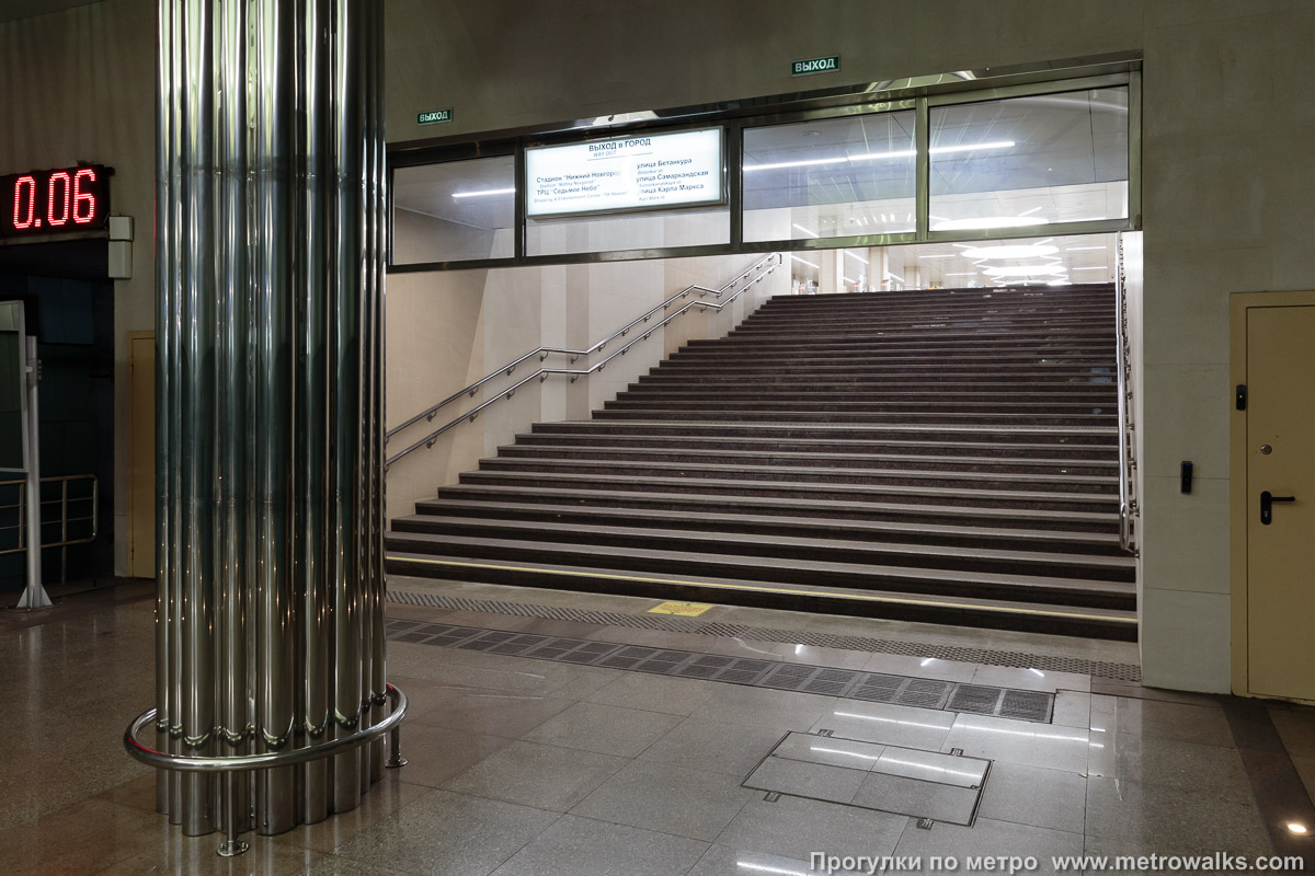 Фотография станции Стрелка (Сормовско-Мещерская линия, Нижний Новгород). Выход в город осуществляется по лестнице.