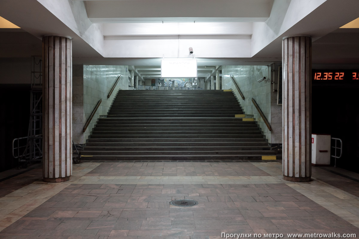 Фотография станции Заречная (Автозаводско-Нагорная линия, Нижний Новгород). Выход в город осуществляется по лестнице.