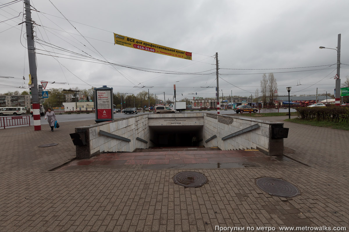 Фотография станции Заречная (Автозаводско-Нагорная линия, Нижний Новгород). Вход на станцию осуществляется через подземный переход. Ещё один спуск в подземный переход.