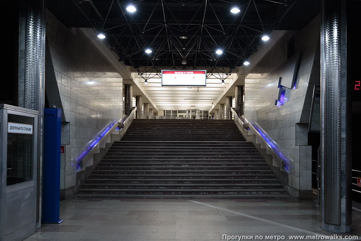 Фотография станции Гагаринская (Ленинская линия, Новосибирск). Выход в город осуществляется по лестнице.
