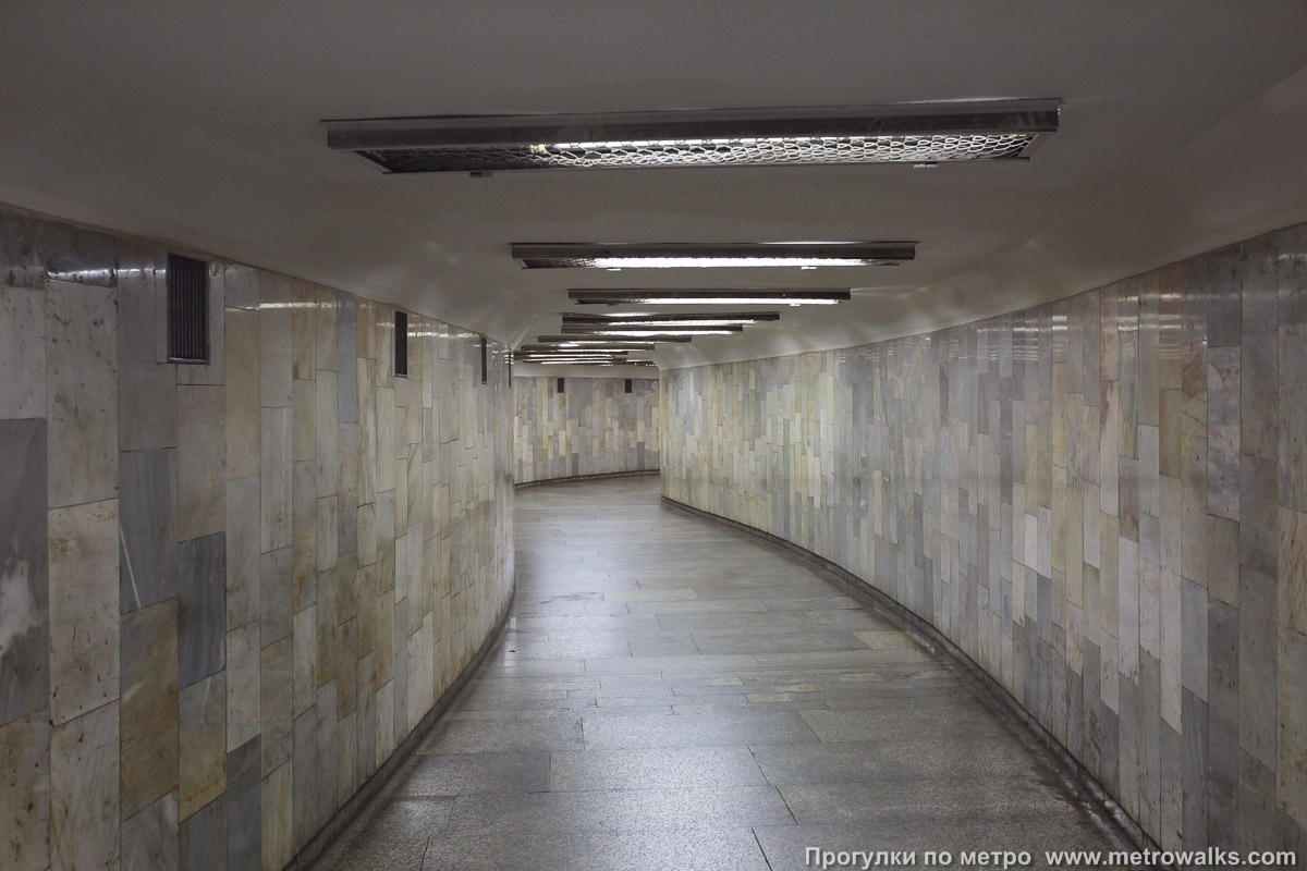 Фотография станции Красный проспект (Ленинская линия, Новосибирск). Переход, общий вид. Переход между станциями извилист из-за сложного расположения зданий на поверхности.