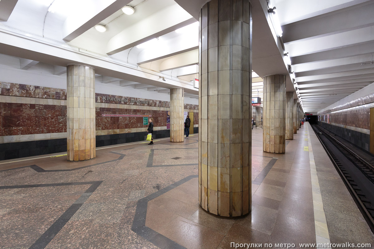 Фотография станции Красный проспект (Ленинская линия, Новосибирск). Вид с края платформы по диагонали на противоположную сторону сквозь центральный зал.