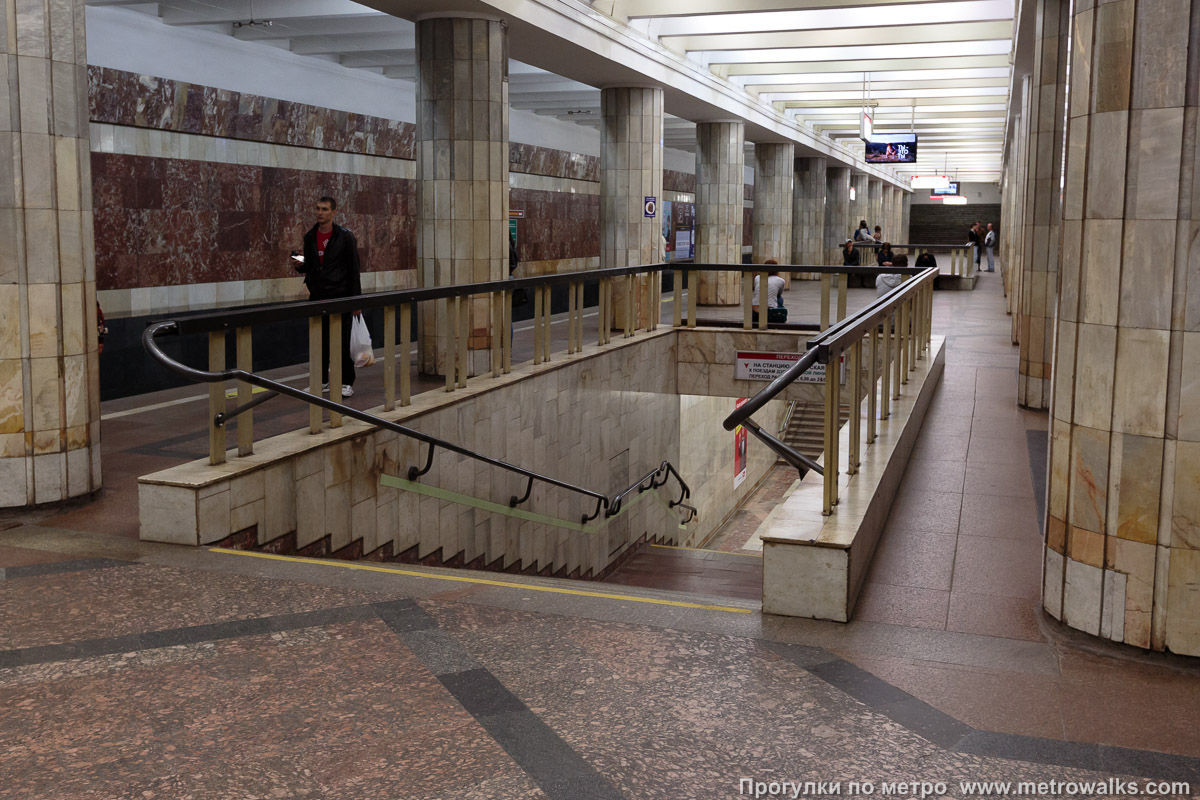Фотография станции Красный проспект (Ленинская линия, Новосибирск). Около перехода. В центре зала — переход на станцию Сибирскую Дзержинской линии.