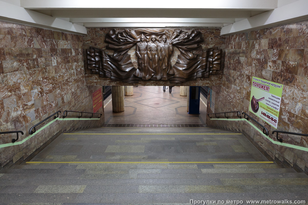 Фотография станции Красный проспект (Ленинская линия, Новосибирск). Спуск на станцию по лестнице.