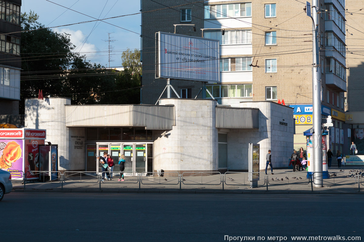 Фотография станции Красный проспект (Ленинская линия, Новосибирск). Вход на станцию осуществляется через подземный переход. Входы в подземный переход с разных углов перекрёстка Красного проспекта и улицы Гоголя оформлены совершенно по-разному.