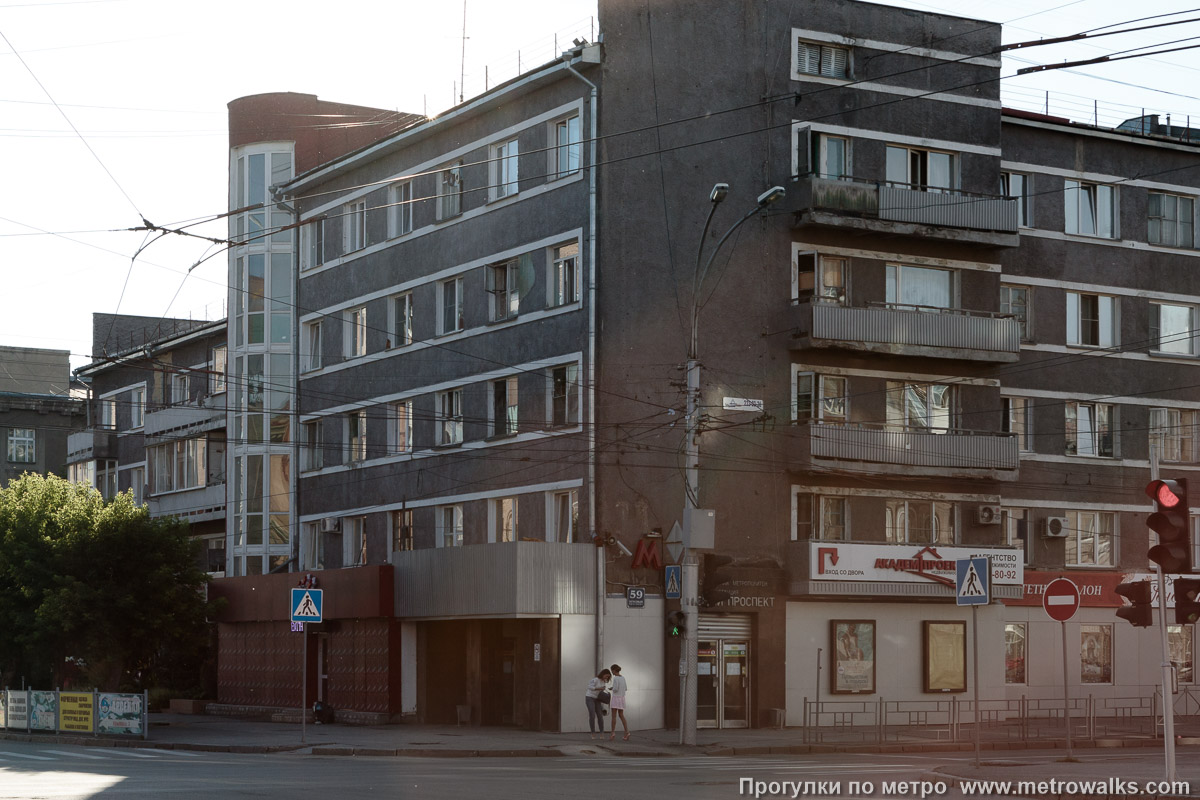 Фотография станции Красный проспект (Ленинская линия, Новосибирск). Вход на станцию через подземный переход, спуск в который встроен в здание.