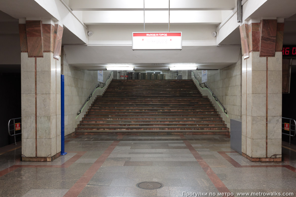 Фотография станции Октябрьская (Ленинская линия, Новосибирск). Выход в город осуществляется по лестнице. Противоположный выход со станции — без эскалаторов.