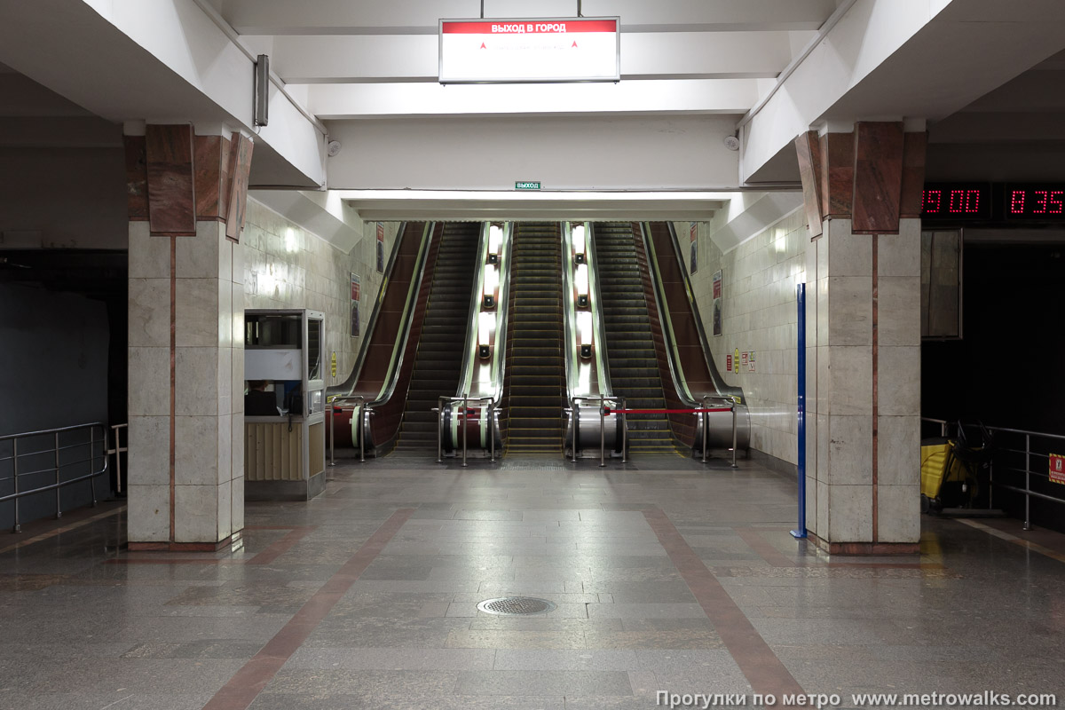 Фотография станции Октябрьская (Ленинская линия, Новосибирск). Выход в город, эскалаторы начинаются прямо с уровня платформы.