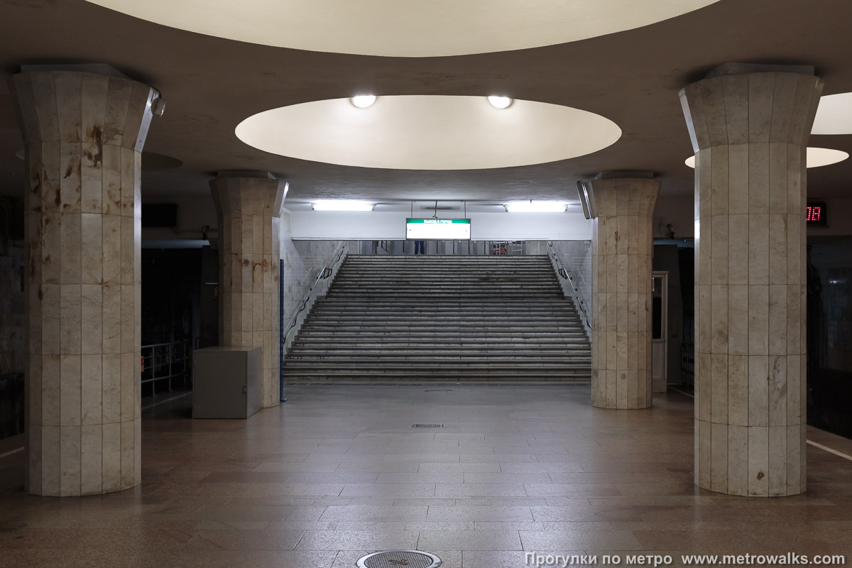 Фотография станции Площадь Гарина-Михайловского (Дзержинская линия, Новосибирск). Выход в город осуществляется по лестнице. Второй выход (западный, к железнодорожному вокзалу) — без эскалаторов.
