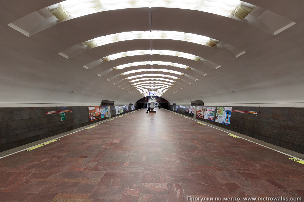 Фотография станции Площадь Ленина (Ленинская линия, Новосибирск). Продольный вид по оси станции.