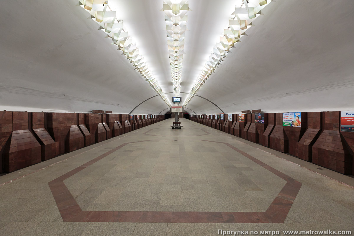 Фотография станции Площадь Маркса (Ленинская линия, Новосибирск). Продольный вид по оси станции.