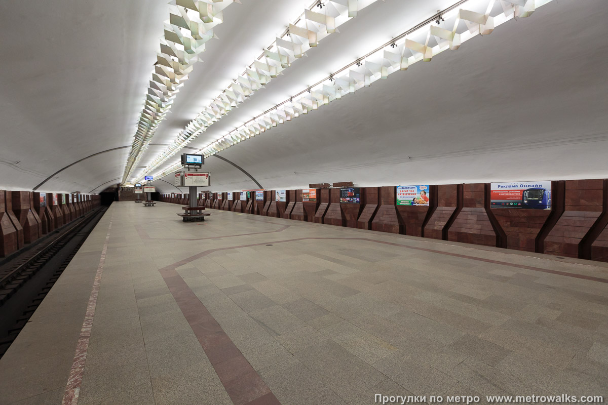 Фотография станции Площадь Маркса (Ленинская линия, Новосибирск). Вид по диагонали.