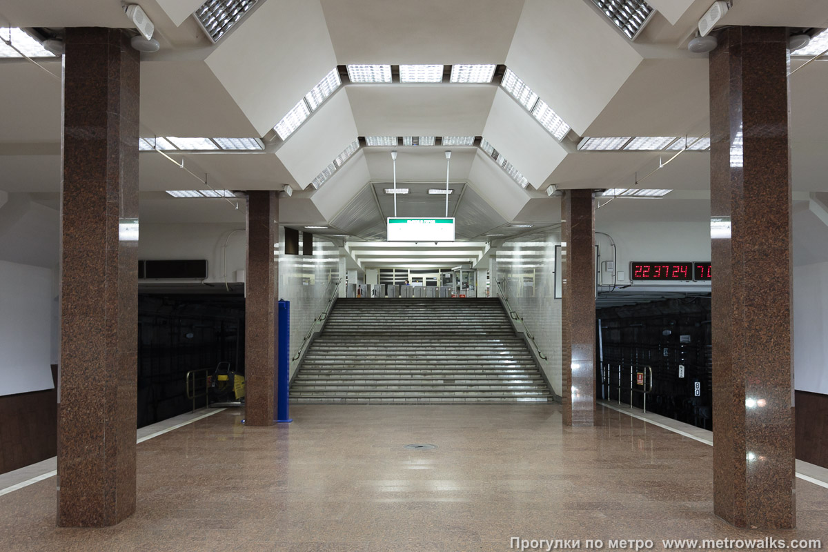 Фотография станции Маршала Покрышкина (Дзержинская линия, Новосибирск). Выход в город осуществляется по лестнице.
