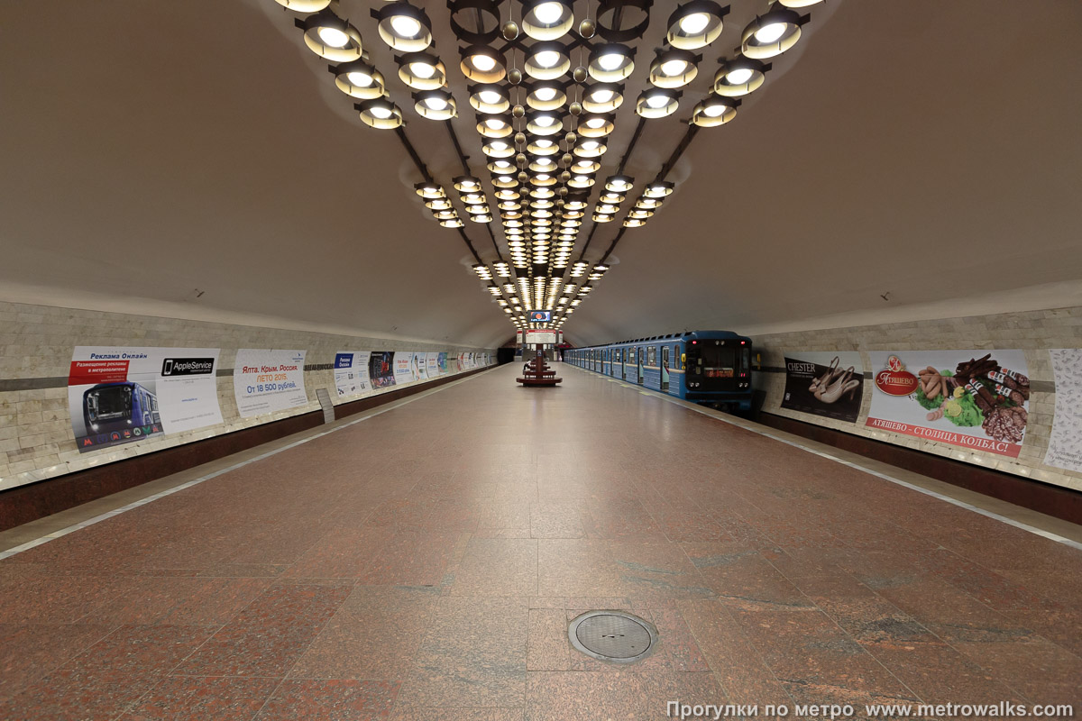 Фотография станции Заельцовская (Ленинская линия, Новосибирск). Продольный вид по оси станции.