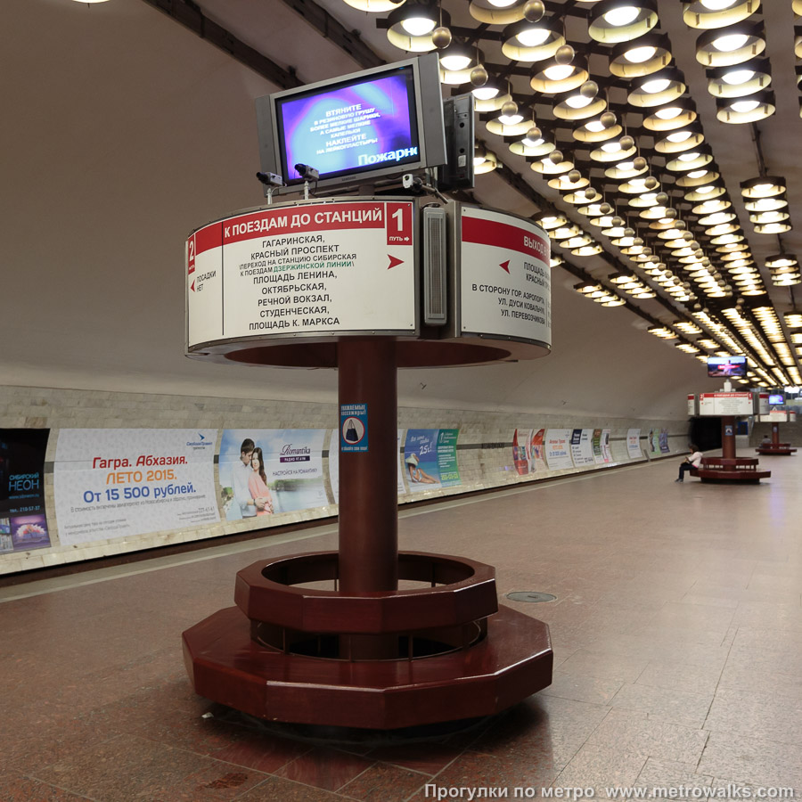 Фотография станции Заельцовская (Ленинская линия, Новосибирск). Скамейки, совмещённые с указателями.