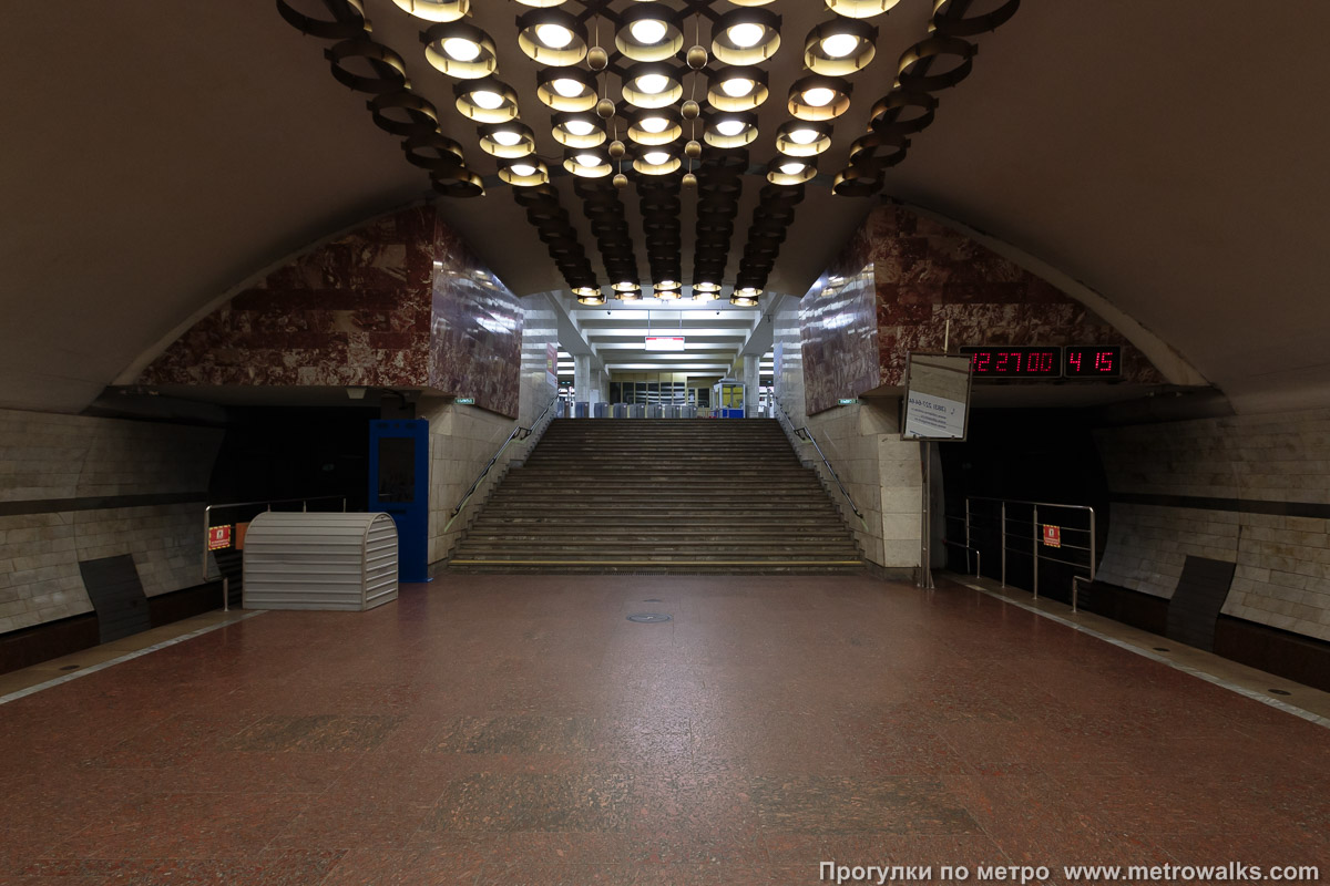 Фотография станции Заельцовская (Ленинская линия, Новосибирск). Выход в город осуществляется по лестнице. Второй (южный) выход — без эскалаторов.