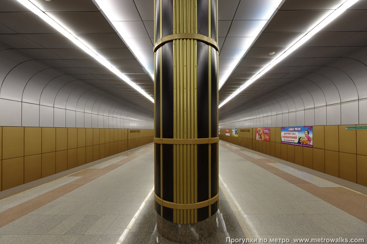 Фотография станции Золотая нива (Дзержинская линия, Новосибирск). Продольный вид по оси станции.
