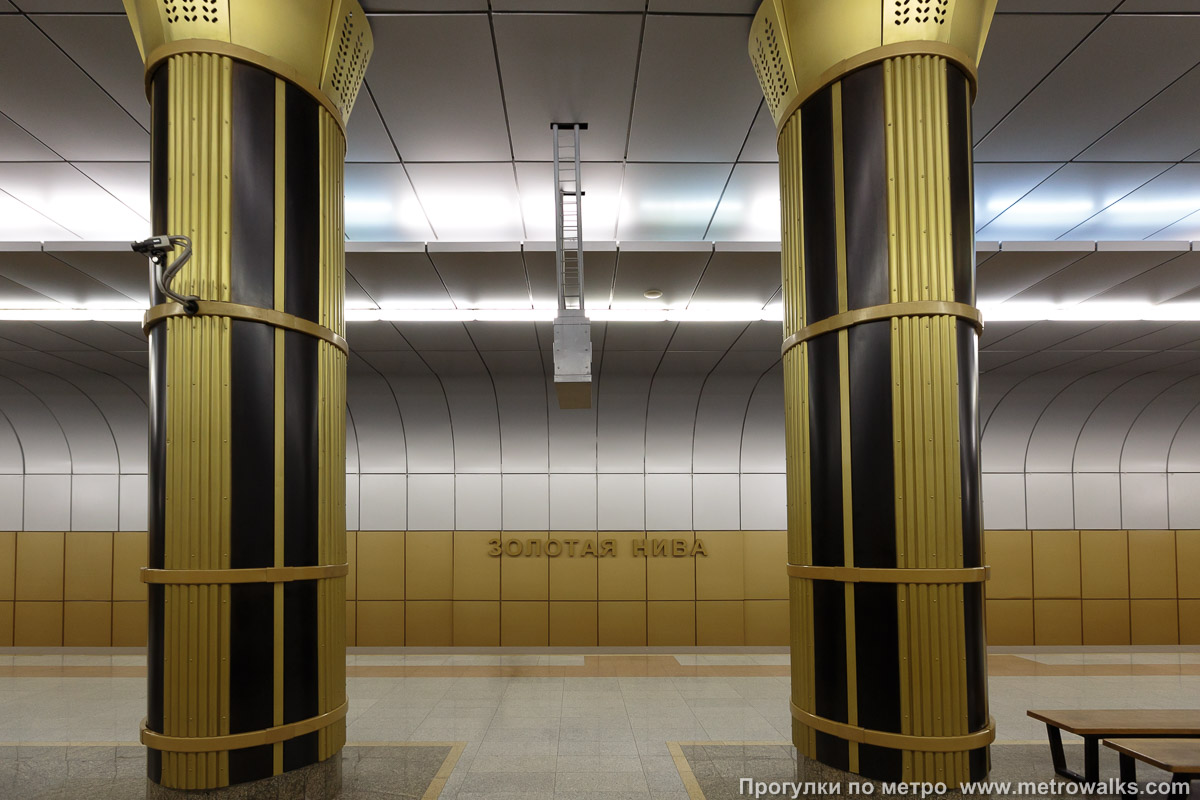 Фотография станции Золотая нива (Дзержинская линия, Новосибирск). Поперечный вид. С колоннами. Капители колонн украшены символичными изображениями колосков.