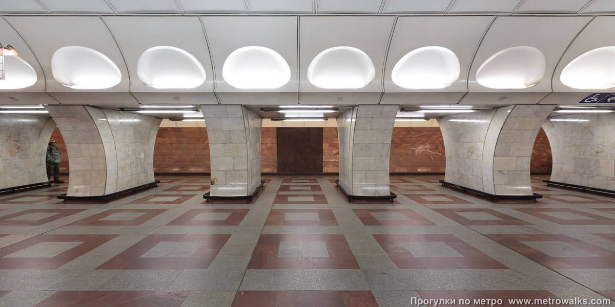 Фотография станции Anděl [Андел] (линия B, Прага). Поперечный вид, проходы между пилонами из центрального зала на платформу.