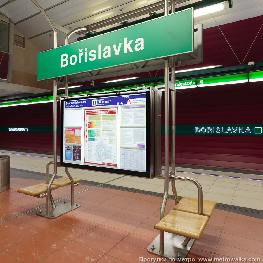 Фотография станции Bořislavka [Бо́ржисла́вка] (линия A, Прага). Информационный стенд.