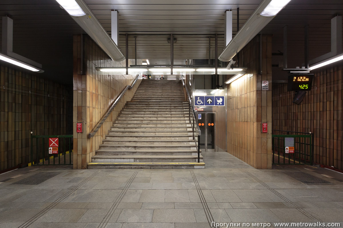 Фотография станции Chodov [Хо́дов] (линия C, Прага). Выход в город осуществляется по лестнице.