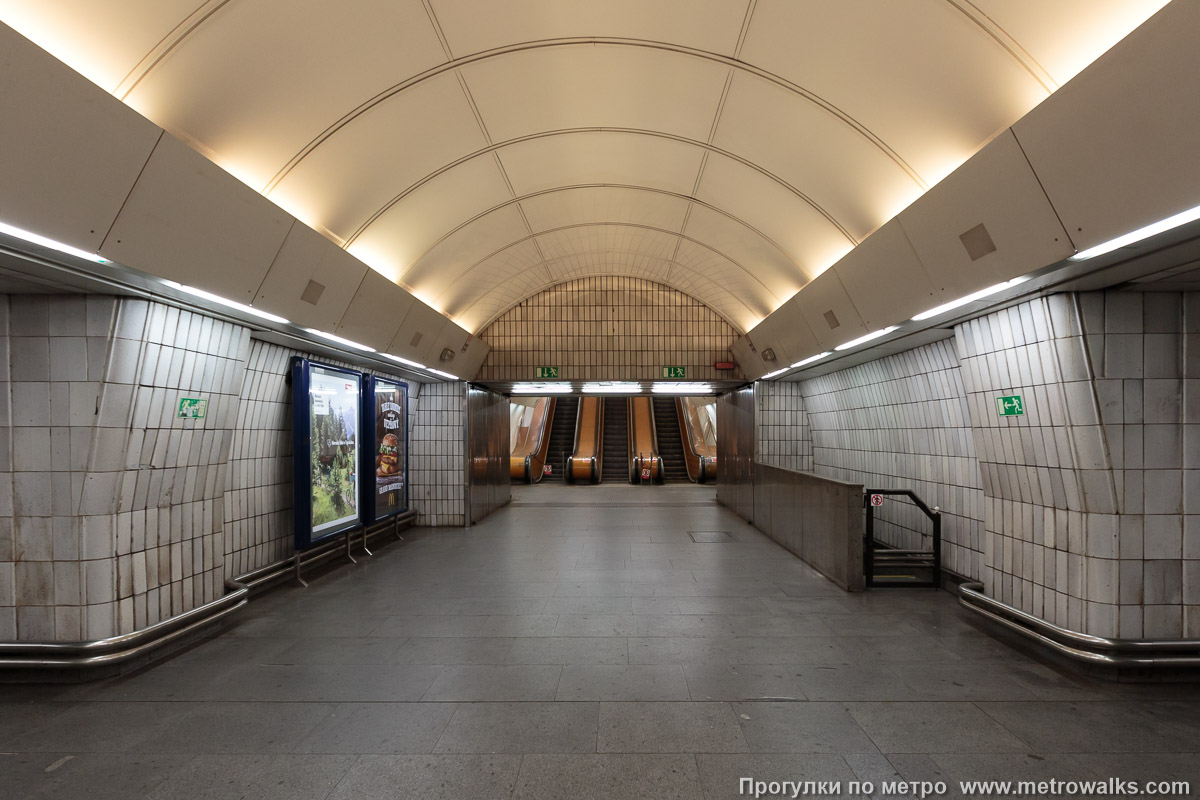 Фотография станции Českomoravská [Че́скомора́вска] (линия B, Прага). Выход в город, эскалаторы начинаются прямо с уровня платформы.