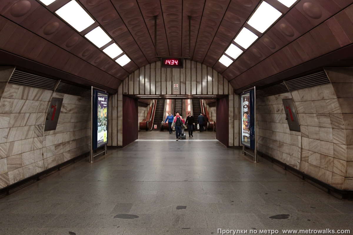 Фотография станции Flora [Фло́ра] (линия A, Прага). Выход в город, эскалаторы начинаются прямо с уровня платформы.