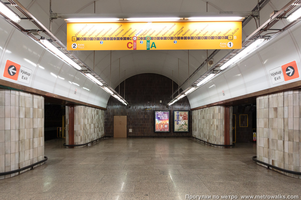 Фотография станции Florenc [Фло́ренц] (линия B, Прага). Противоположная от входа часть станции.