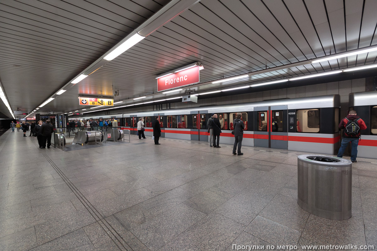 Фотография станции Florenc [Фло́ренц] (линия C, Прага). Около перехода. В центре платформы — эскалаторы перехода на одноимённую станцию линии «B».