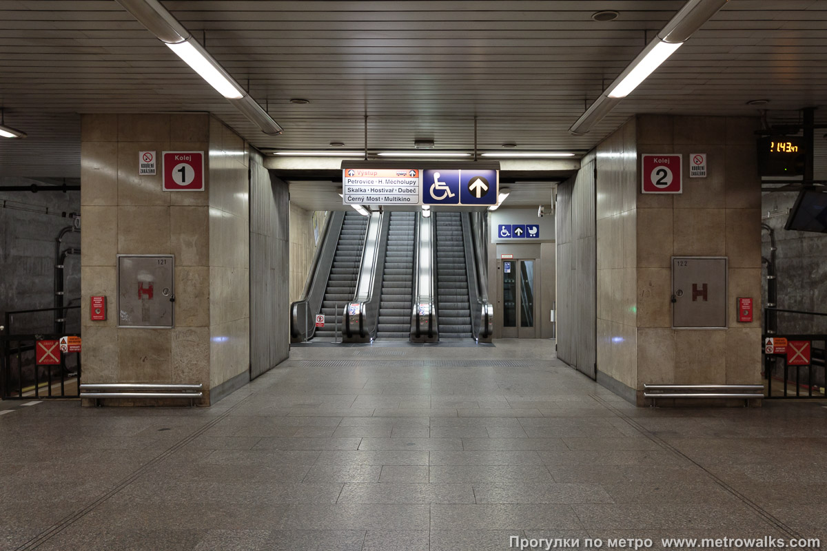 Фотография станции Háje [Га́е] (линия C, Прага). Выход в город, эскалаторы начинаются прямо с уровня платформы. Восточный выход (основной).