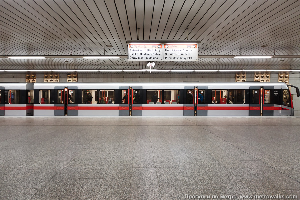 Фотография станции Háje [Га́е] (линия C, Прага). Поперечный вид. Для оживления картинки — с поездом.