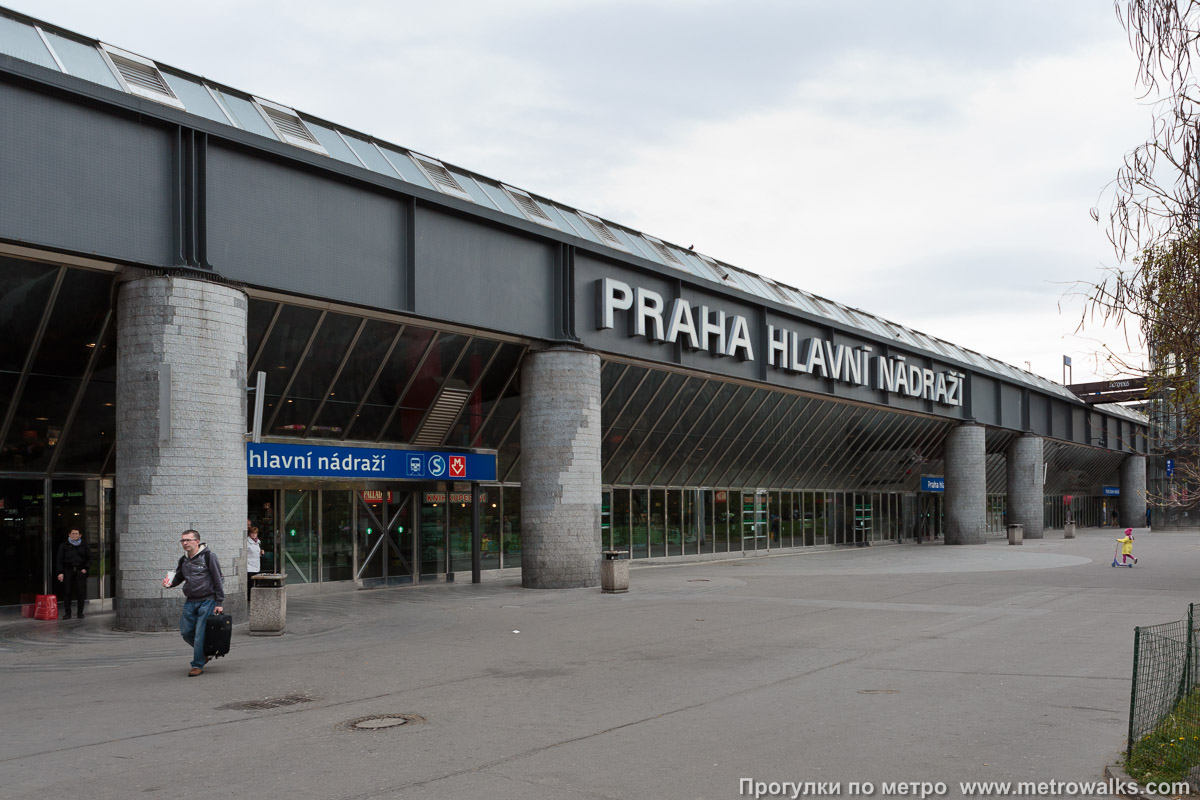 Фотография станции Hlavní nádraží [Гла́вни на́дражи] (линия C, Прага). Наземный вестибюль станции встроен в здание. Наземный вестибюль станции встроен в здание нижнего уровня железнодорожного вокзала.